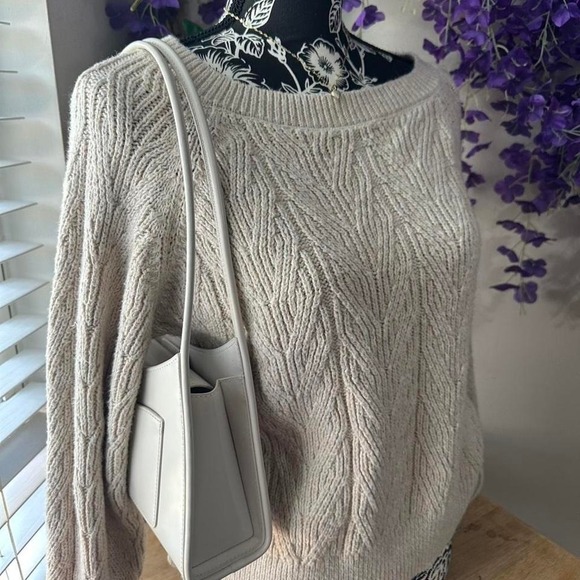 Old Navy Cream Cable Knit Sweater Size M - Picture 2 of 4